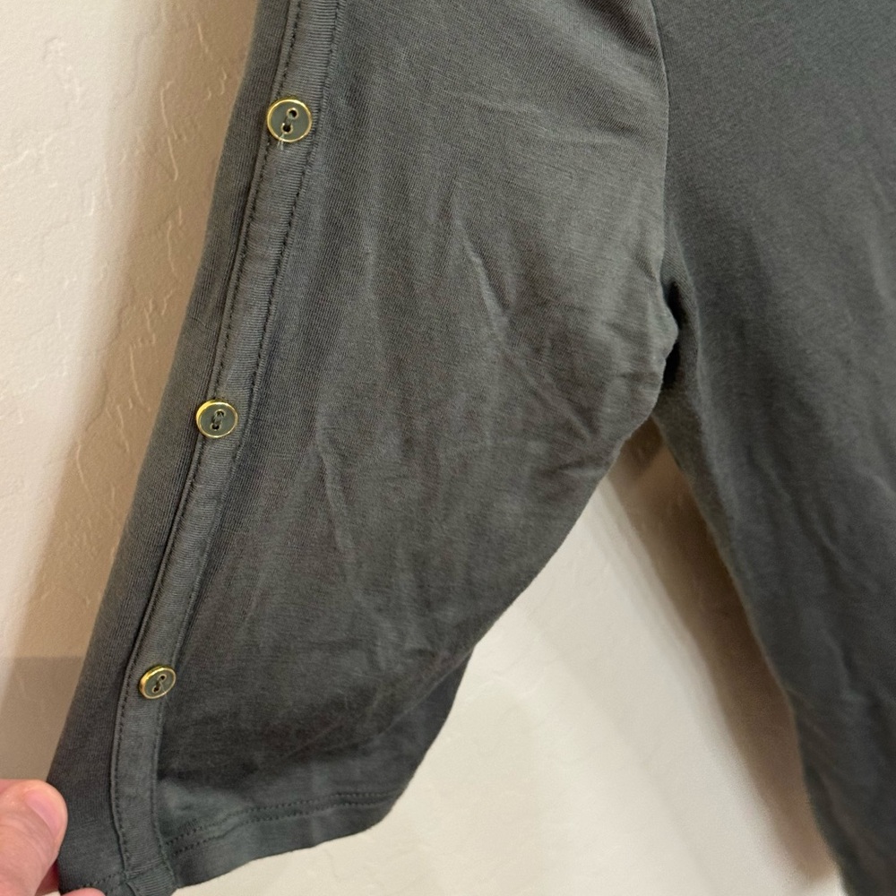 Cable & Gauge Olive green Short Sleeve Tee with gold Button Tab Sleeves - medium - Picture 4 of 4